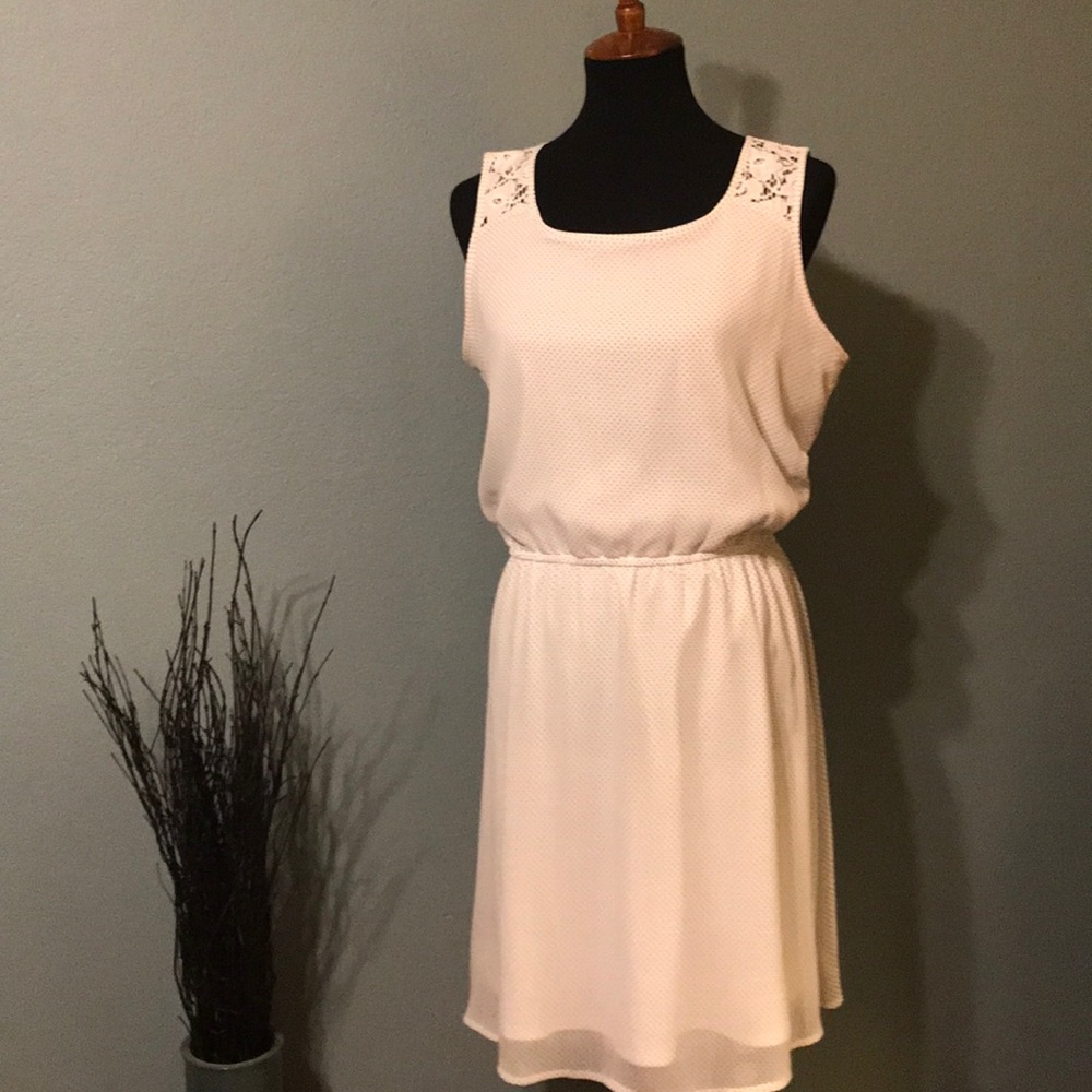 Sleeveless white/grey polka dot dress